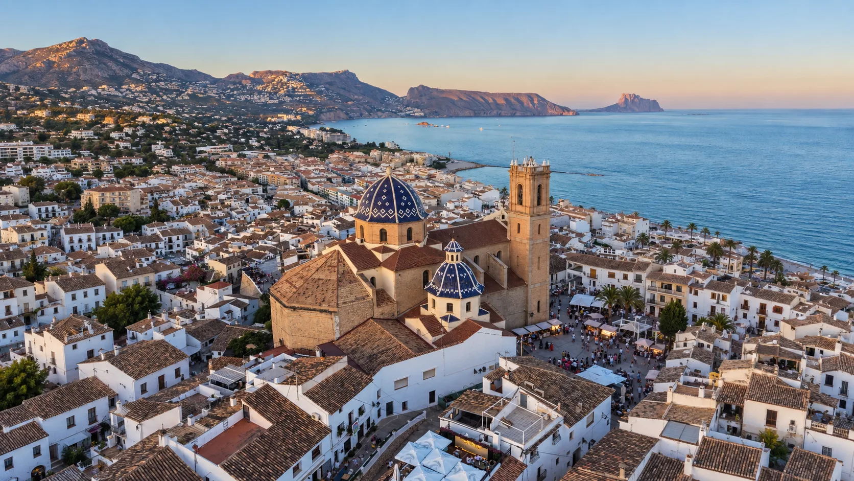 Vista aérea de Altea, la iglesia de la cúpula azul y la Costa Blanca al atardecer
